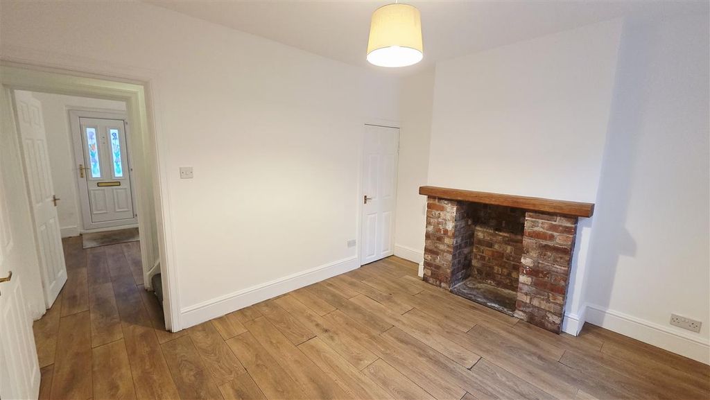 Property photo 3 of 17 Lounge