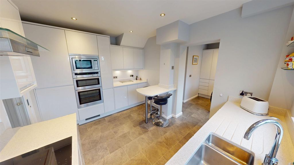 Property photo 2 of 42 Heyes Avenue Kitchen