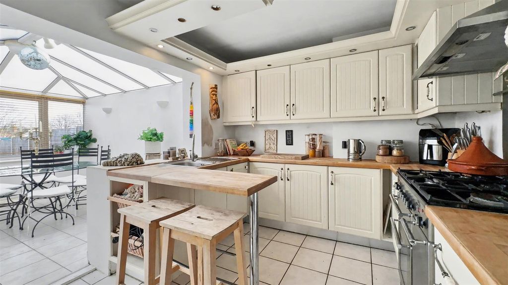 Property photo 3 of 11 Kitchen