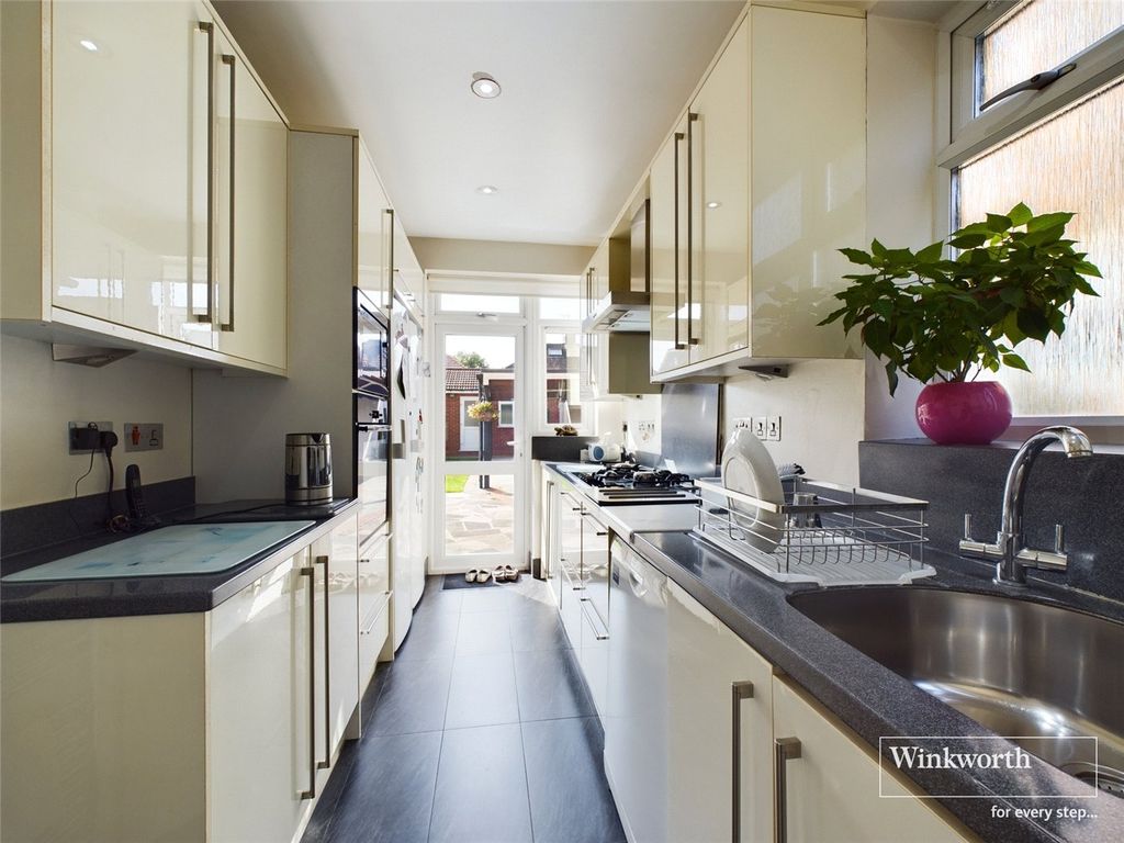 Property photo 3 of 9 Kitchen