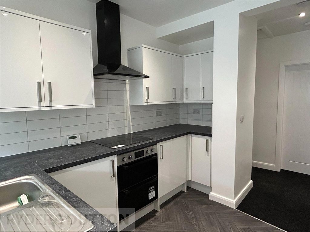 Property photo 3 of 17 Kitchen