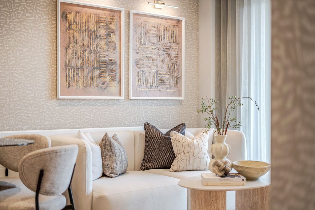 Property photo 2 of 10 Show Home