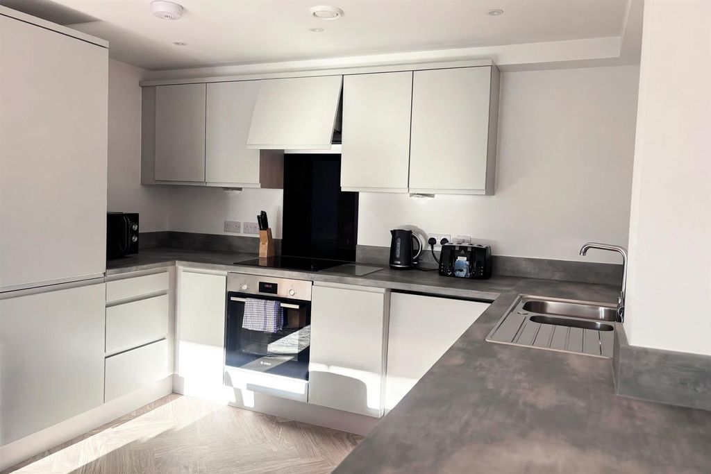 Property photo 1 of 7 Kitchen Space
