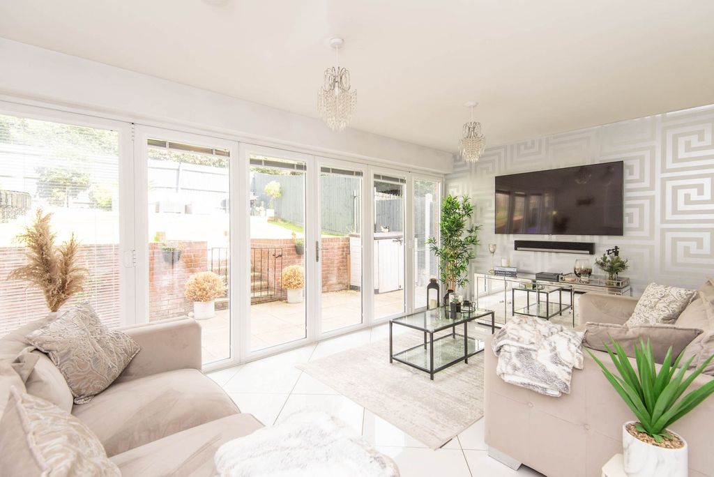 Property photo 3 of 33