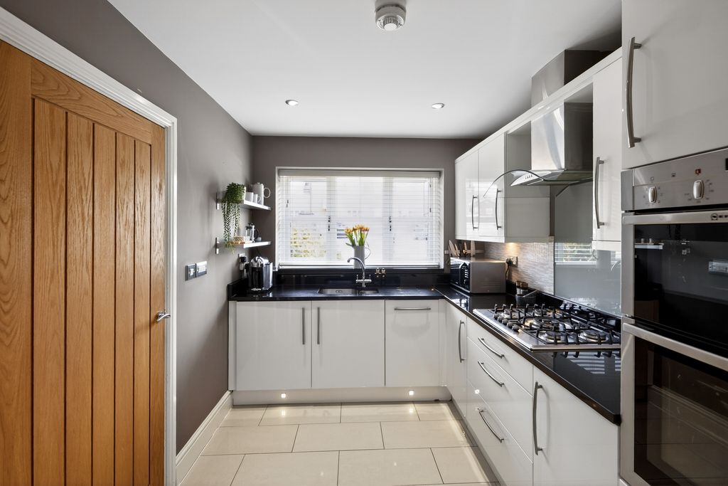 Property photo 3 of 28