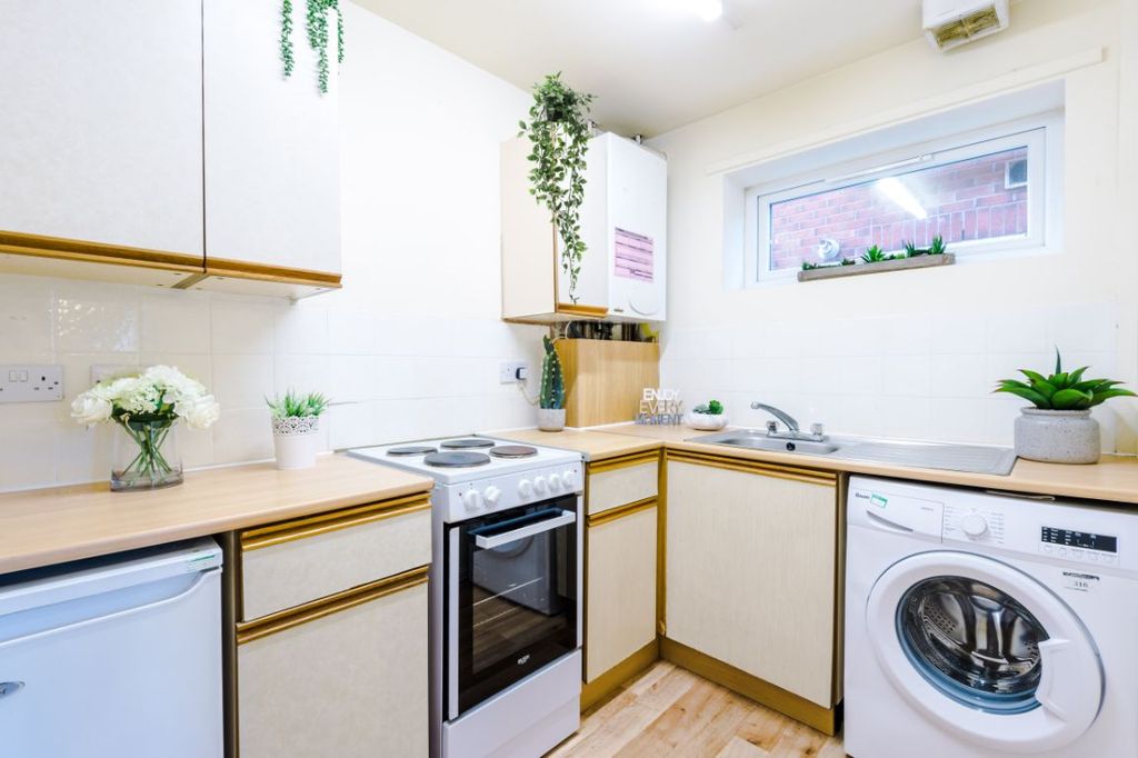 Property photo 2 of 15 10 Saturn Grove Kitchen 1