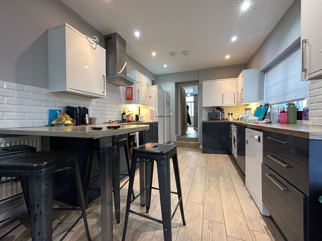 Property photo 2 of 12 d38Faf53-A664-4Bb0-A130-35d6Bdd2E23d