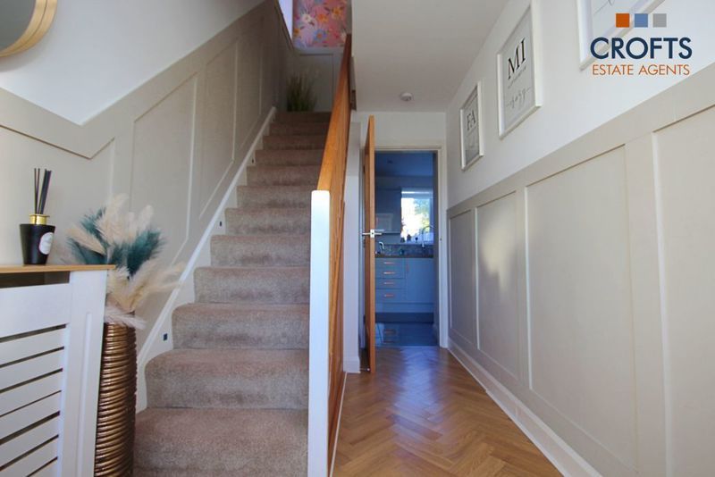 Property photo 2 of 11 Hallway