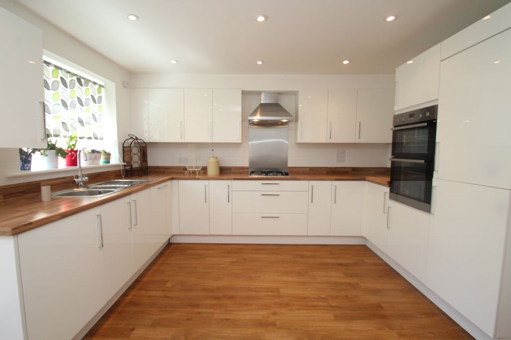 Property photo 2 of 9 Kitchen