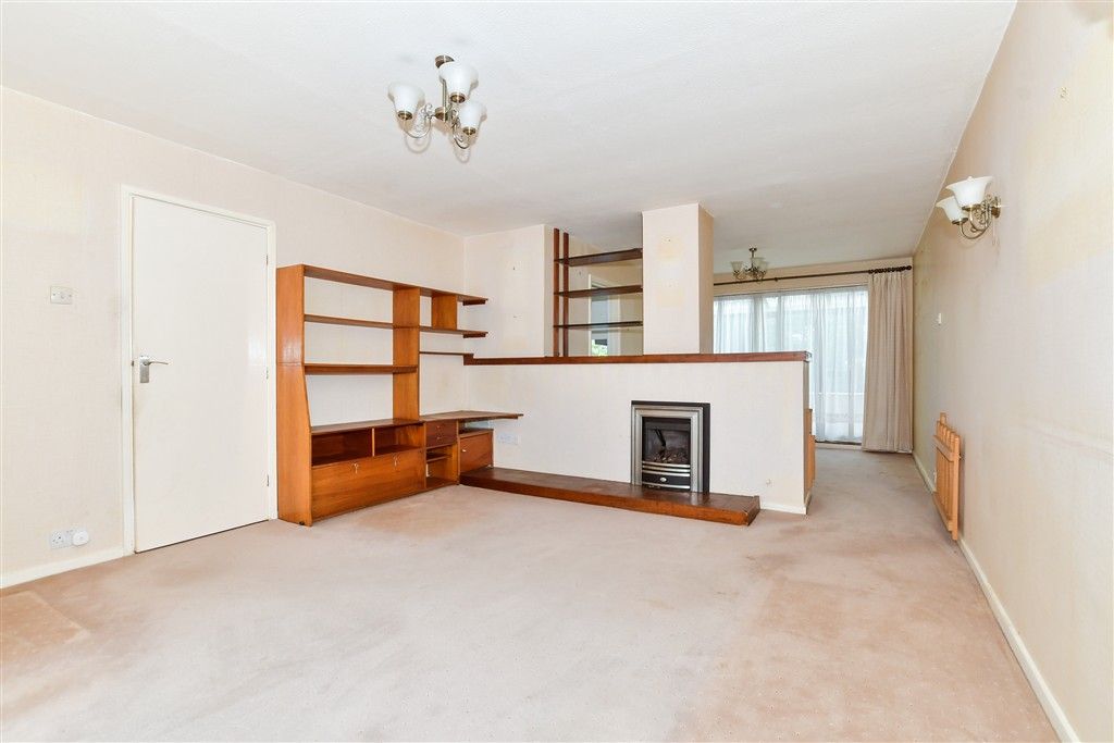 Property photo 3 of 19 Lounge