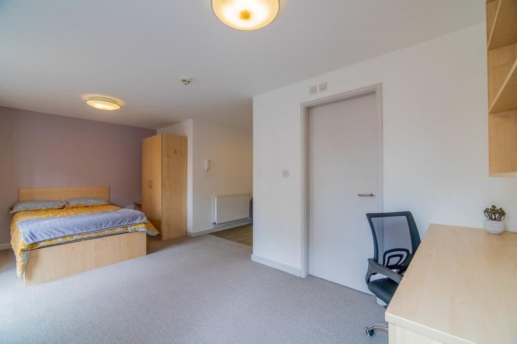 Property photo 1 of 8 A Spacious And Bright Double Bedroom Featuring A c...