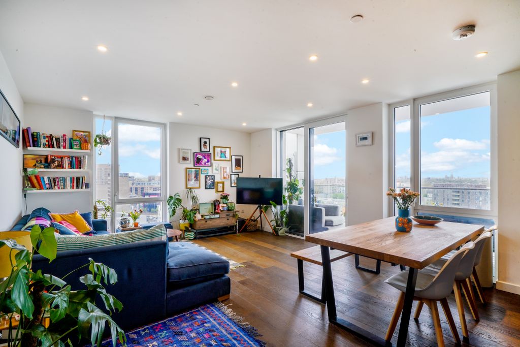 Property photo 3 of 12 Lounge