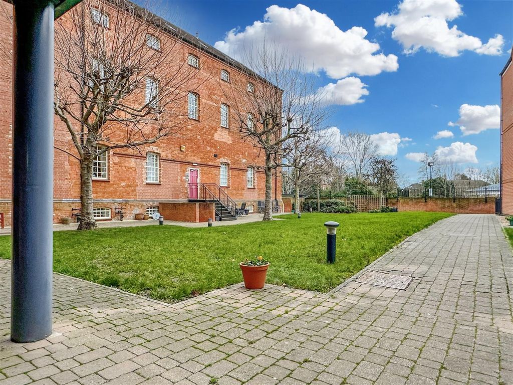 Property photo 3 of 17 Well-Tended Communal Grounds 334