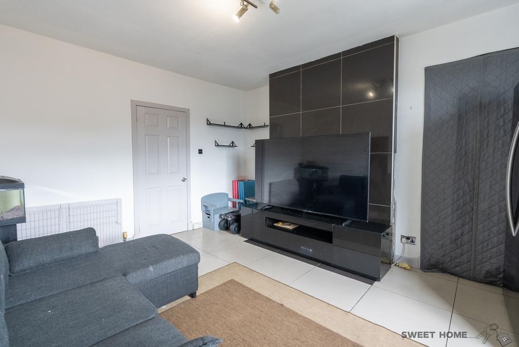 Property photo 3 of 18 Living Room