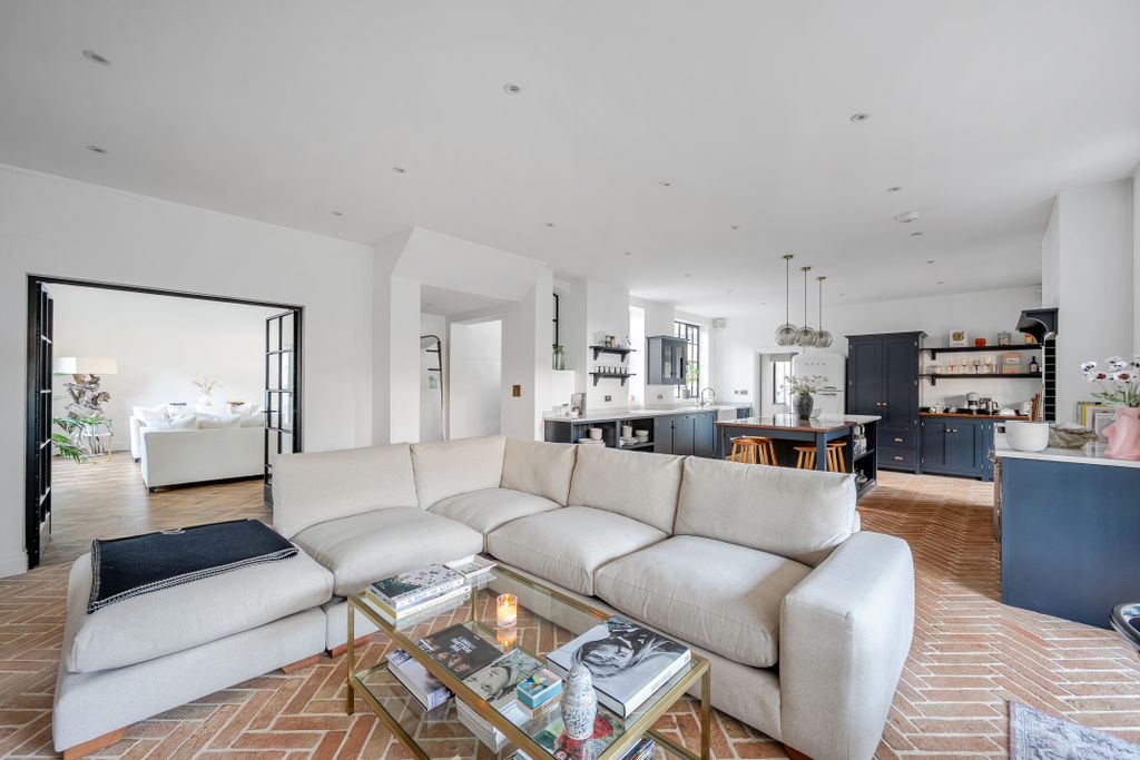 Property photo 1 of 28