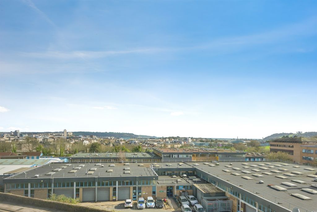 Property photo 3 of 18