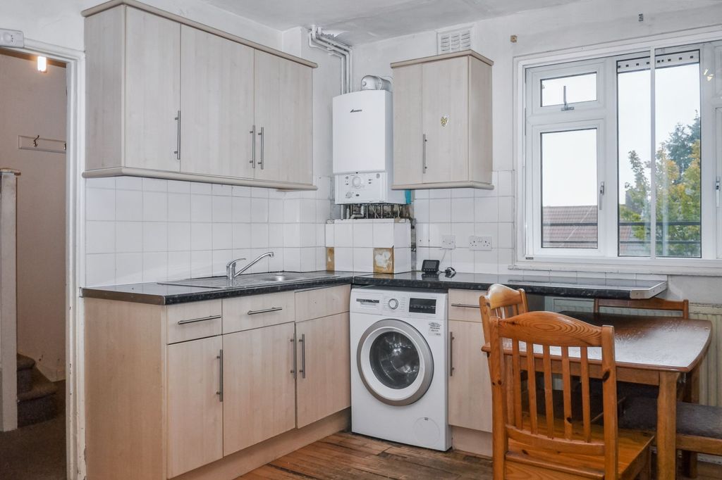 Property photo 3 of 17 12 Grasmere Court, Verdun Road, Barnes, London Sw13 9Au