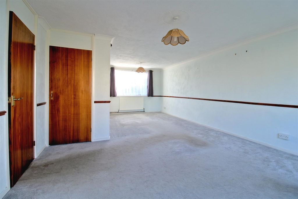 Property photo 3 of 16 Lounge