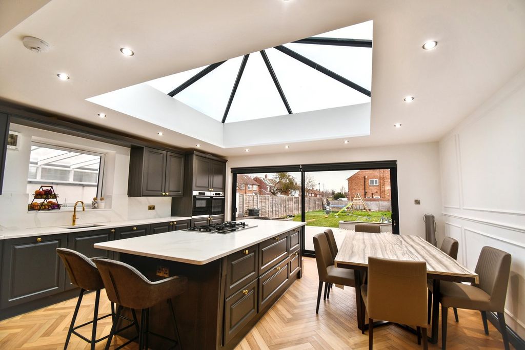 Property photo 2 of 27