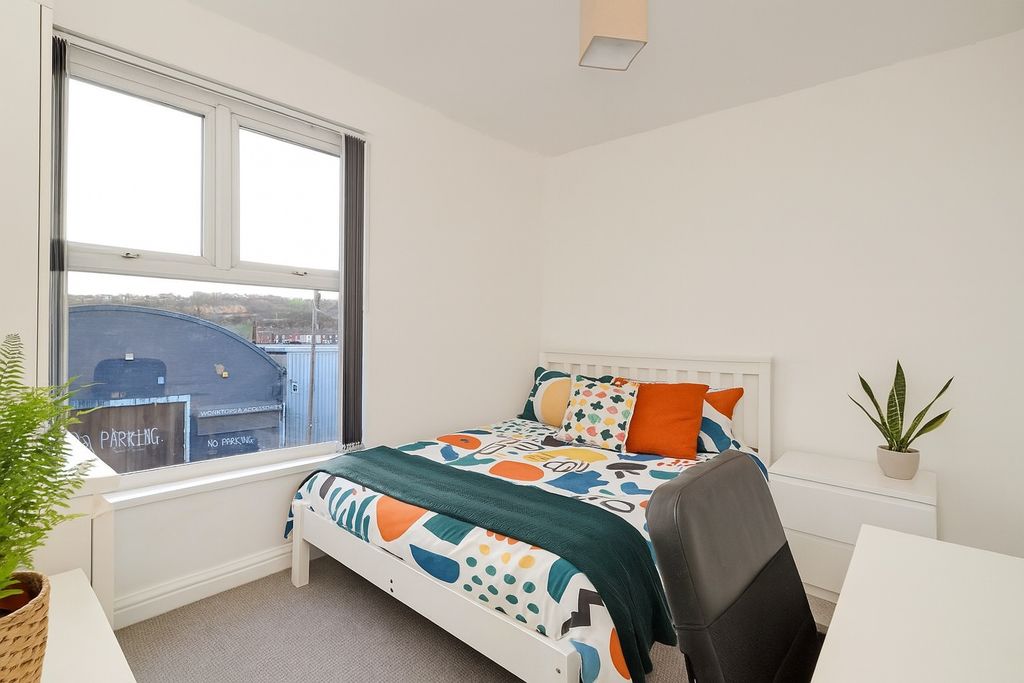 Property photo 3 of 9 Bright, Freshly Decorated Bedroom With A Comfortab...