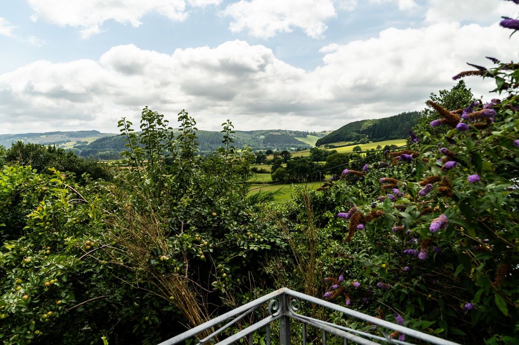 Property photo 3 of 39