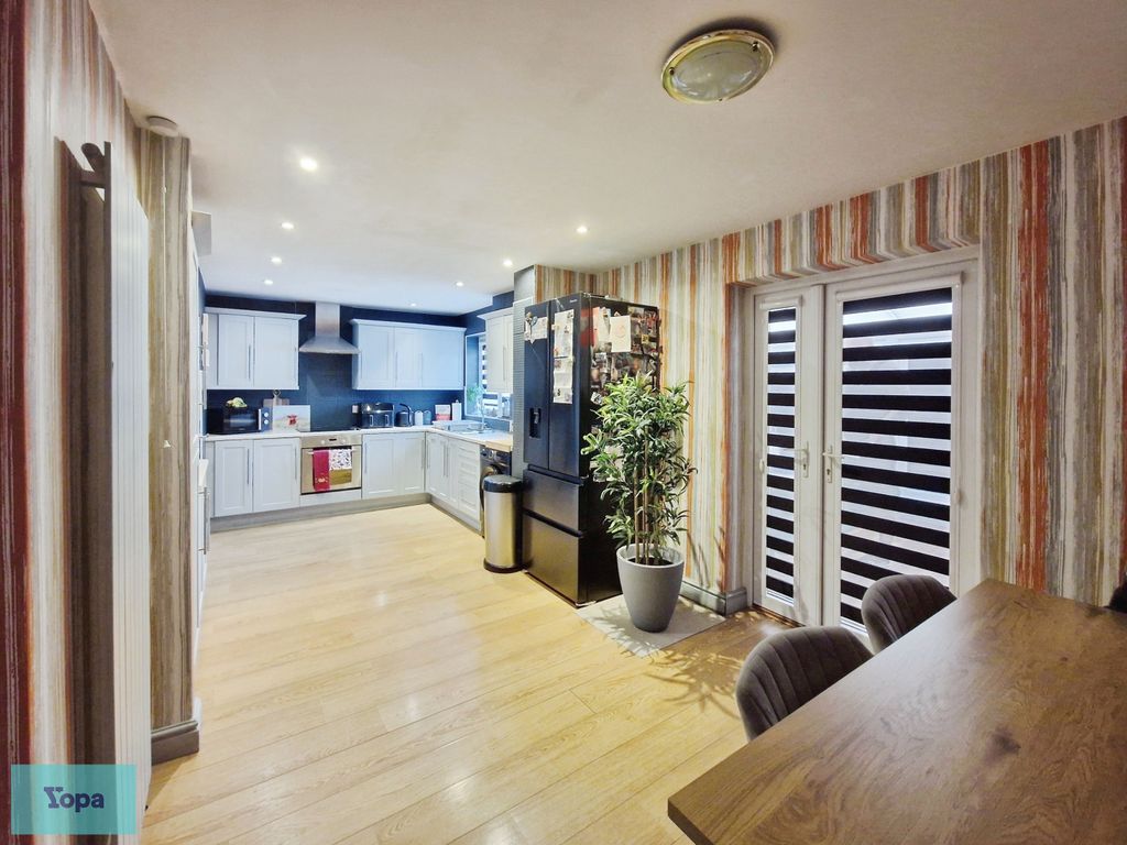Property photo 3 of 16 Fd9F8c7E-1000135855