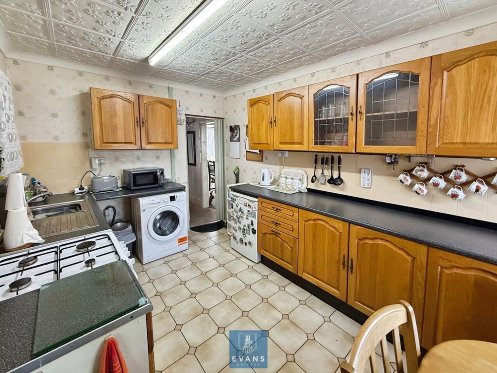 Property photo 2 of 11 Kitchen
