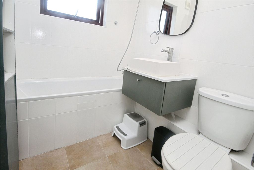 Property photo 3 of 11 Bathroom