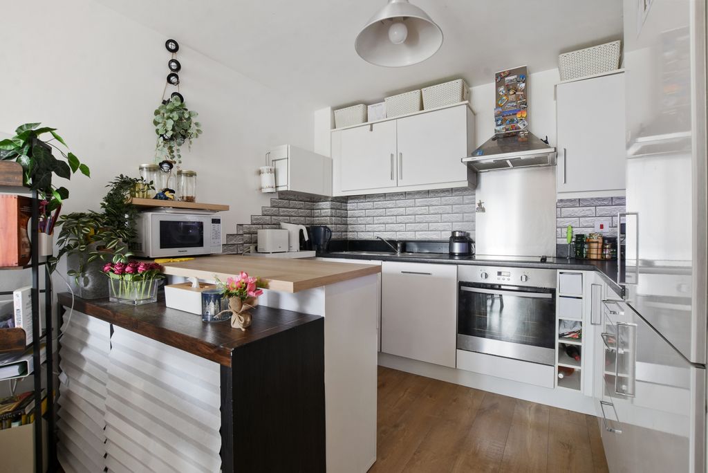 Property photo 3 of 10 Kitchen