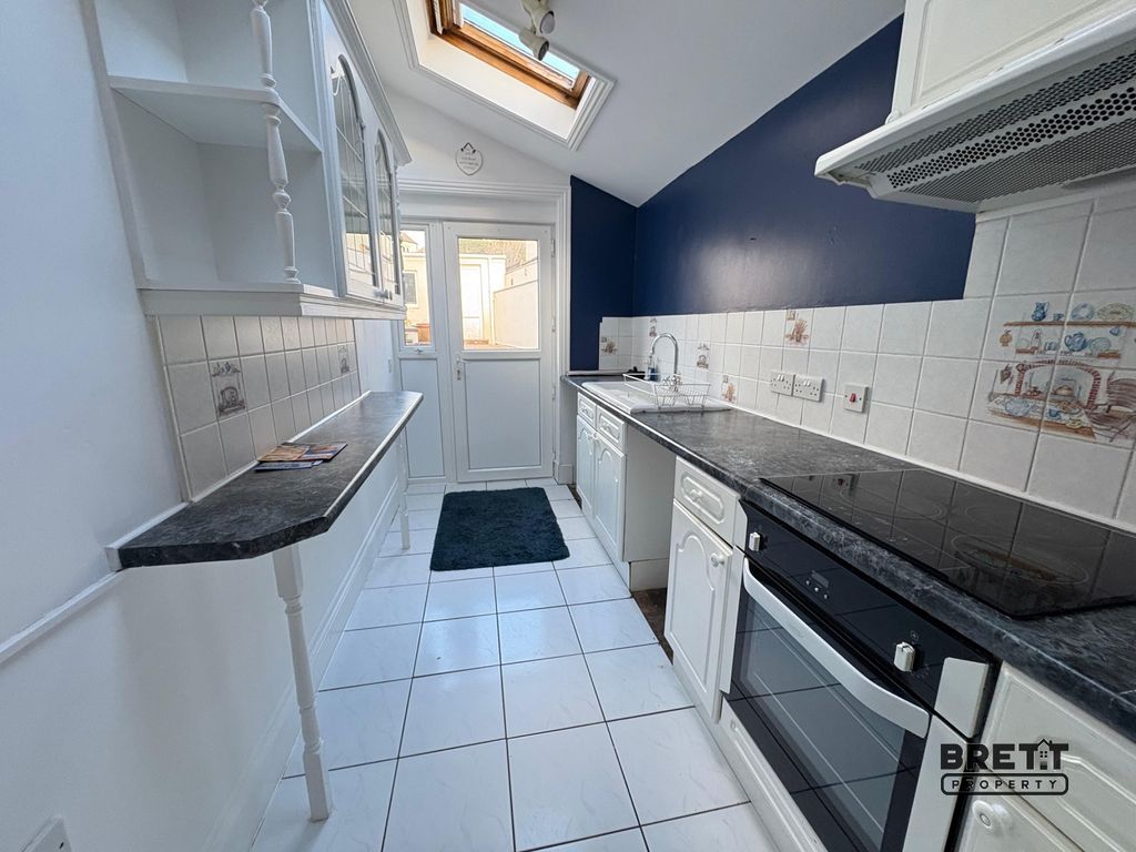 Property photo 2 of 9 Kitchen