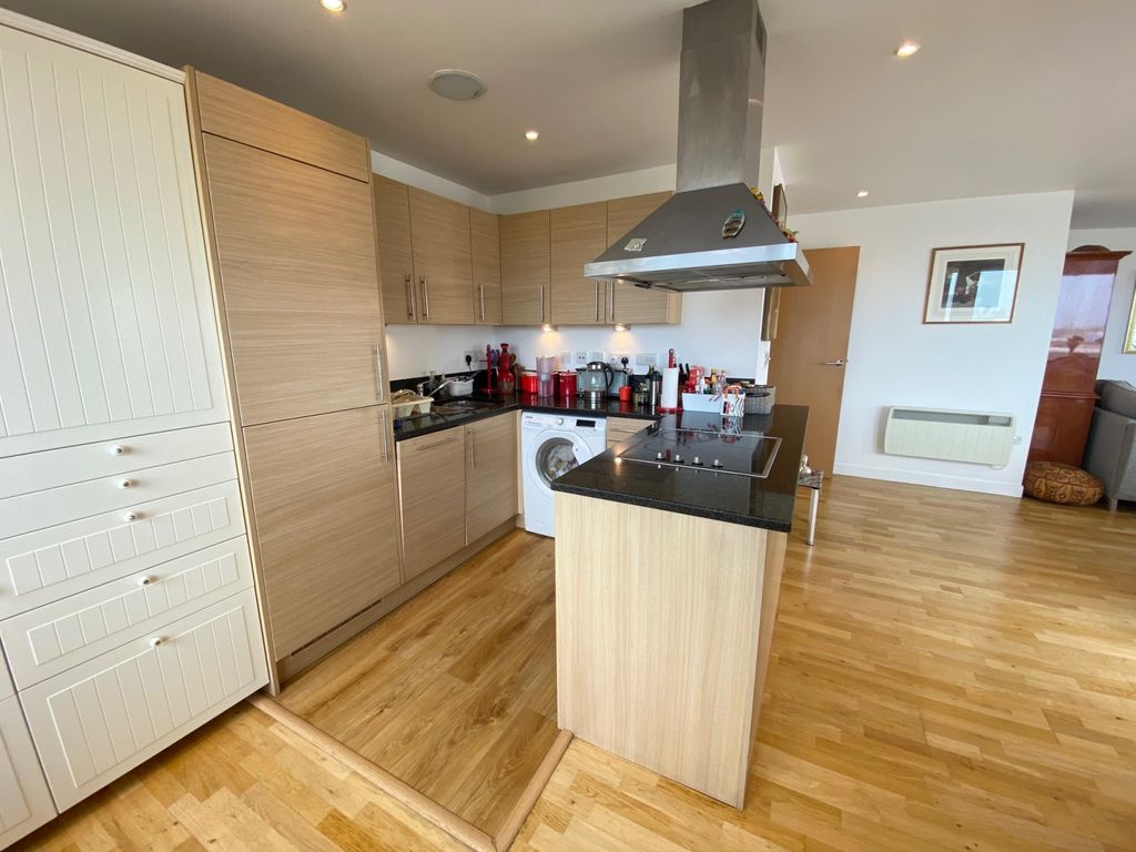 Property photo 1 of 19 A Stunning Three Double Bedroom Two Bathroom Sub-Penthouse Apartment Situated In An Enviable Position On The 14th Floor Of The Vantage Building, Within The Gated Metro Central Heights Development, Se1.