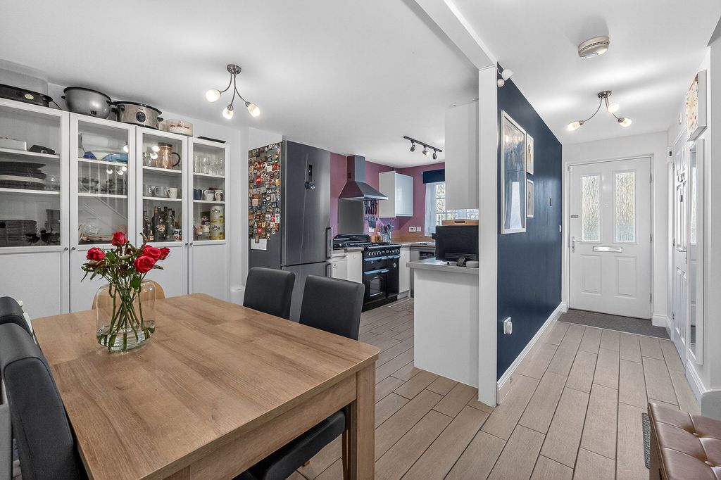 Property photo 2 of 27