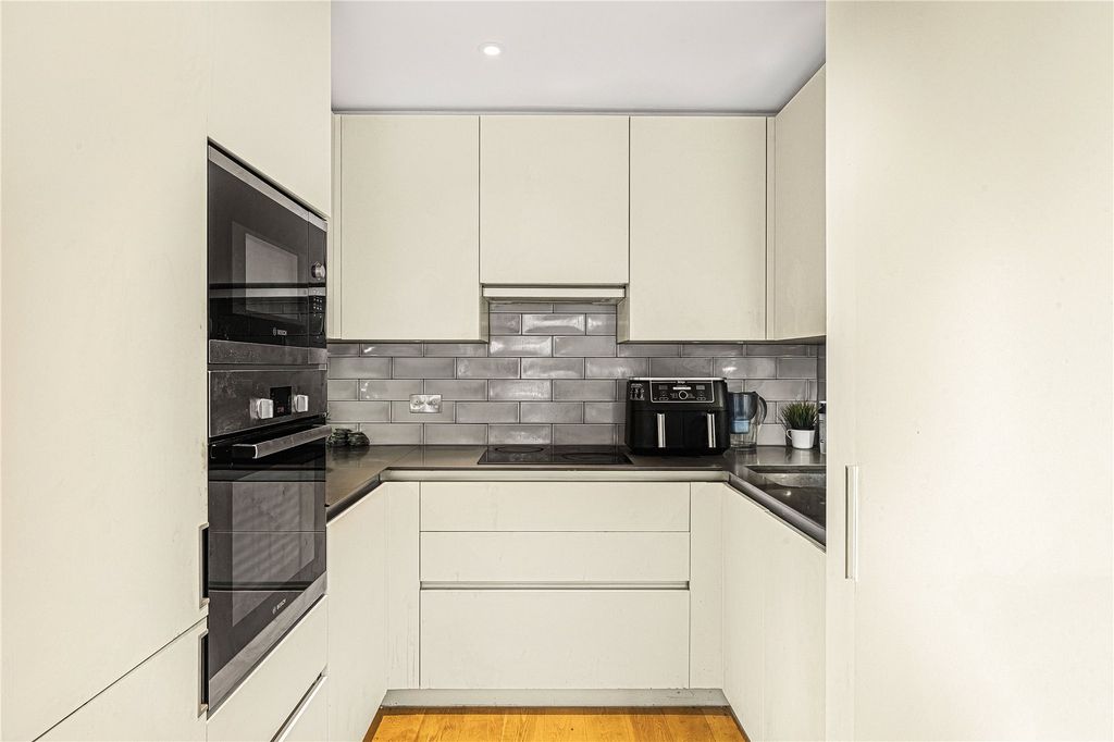 Property photo 3 of 12 Reception/Kitchen