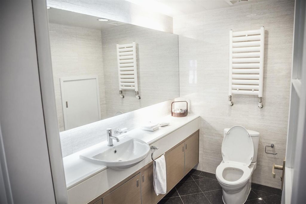 Property photo 2 of 5 Modern-Clean-Bathroom-With-Toilet-And-Sink-2024-10