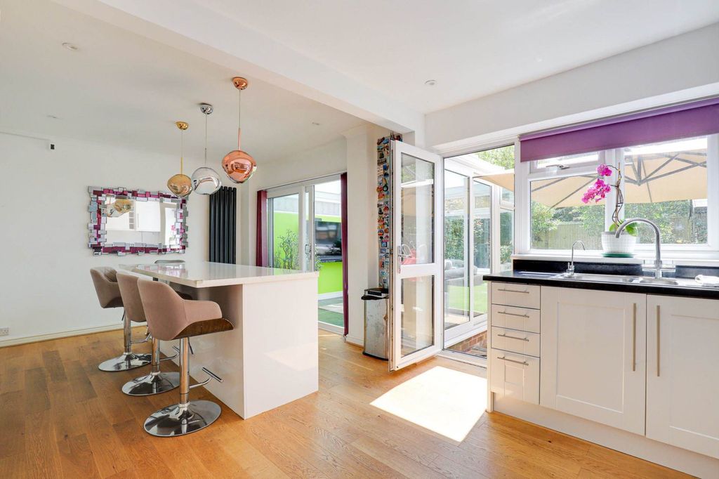 Property photo 2 of 31