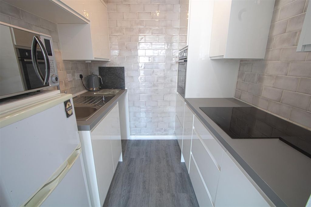 Property photo 3 of 12 Kitchen