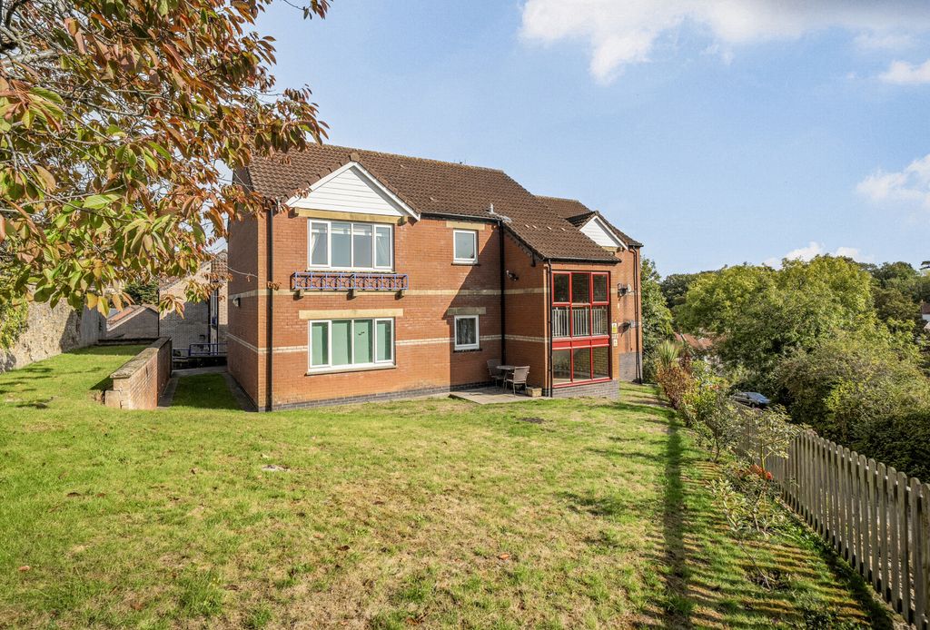 Property photo 1 of 20 1350692-15-68c293...
