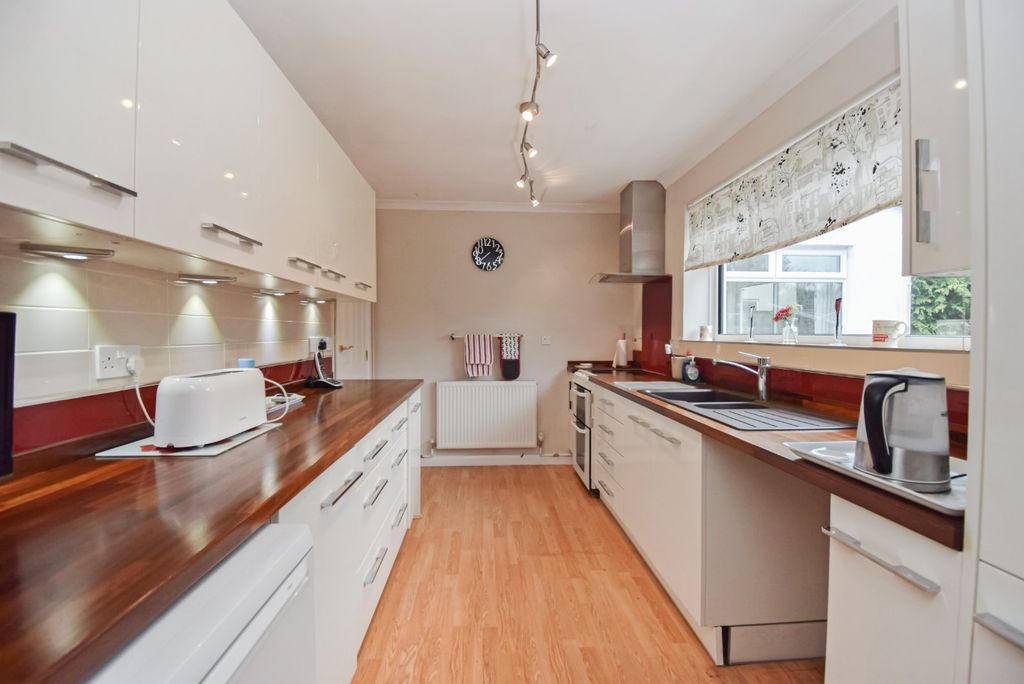 Property photo 3 of 19 Kitchen