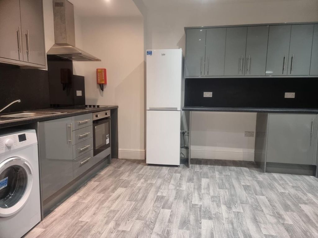 Property photo 2 of 23 00c8695B-1576-4Ff4-Bfc6-A6E7727Eb52F.Jpg