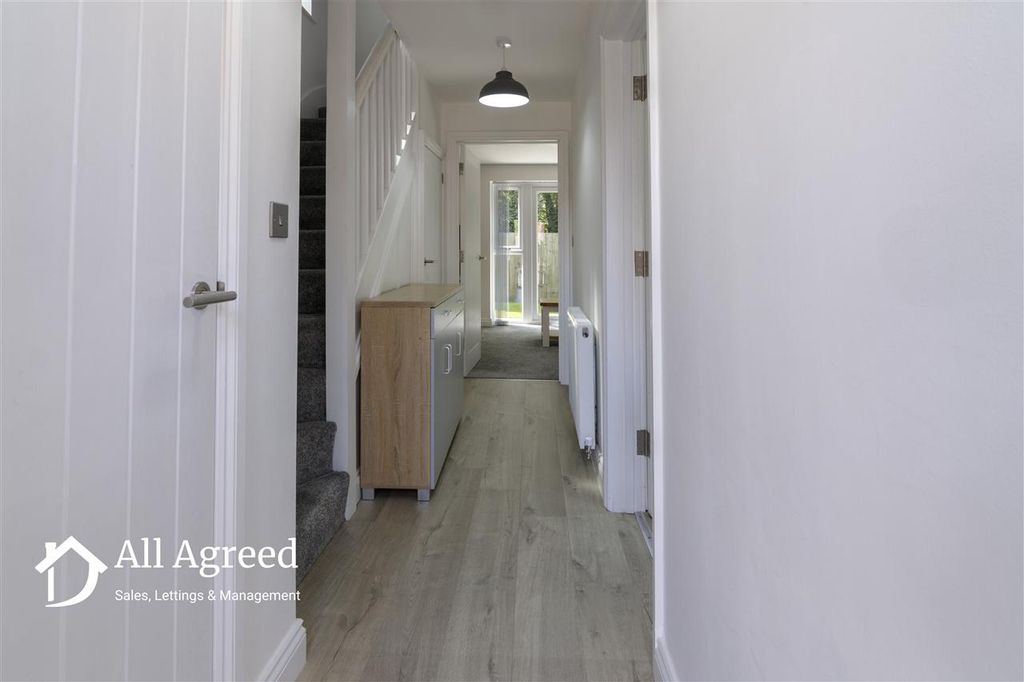 Property photo 2 of 17 Entrance Hall