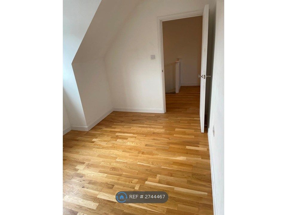 Property photo 3 of 10 Bedroom