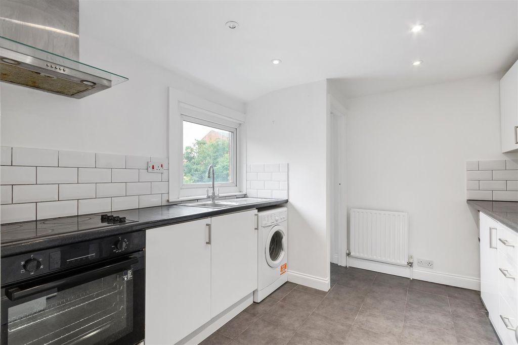 Property photo 3 of 10 Kitchen