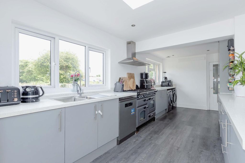 Property photo 3 of 21 Manor Close_9.Jpg
