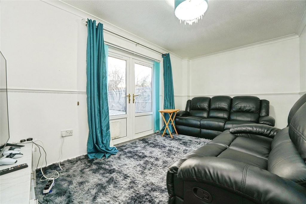 Property photo 3 of 14 Lounge