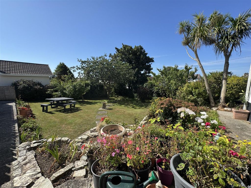 Property photo 2 of 14 Gardens