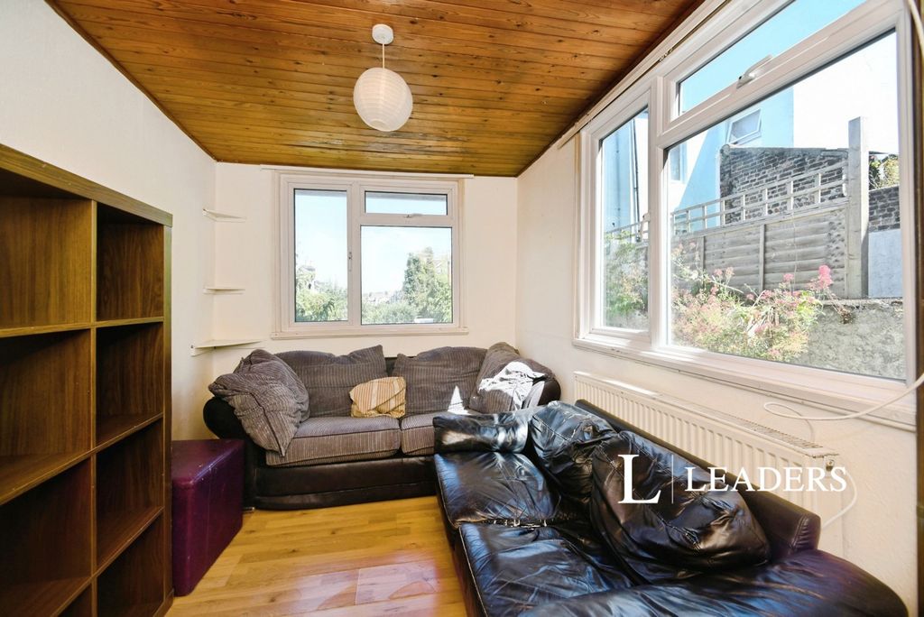 Property photo 3 of 18 Lounge