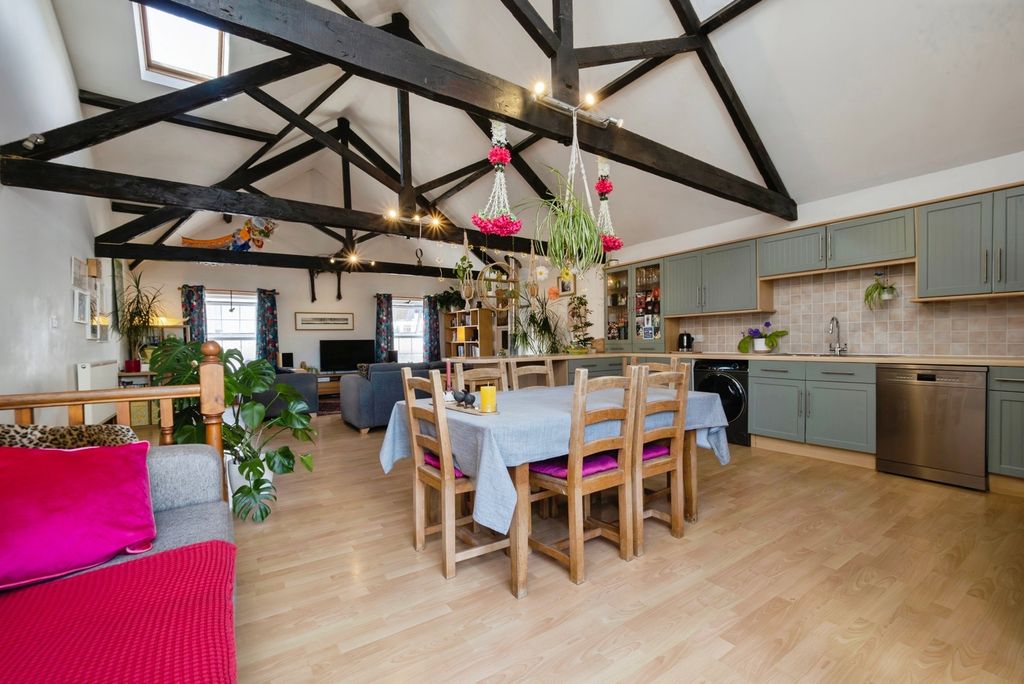 Property photo 2 of 17 Photo