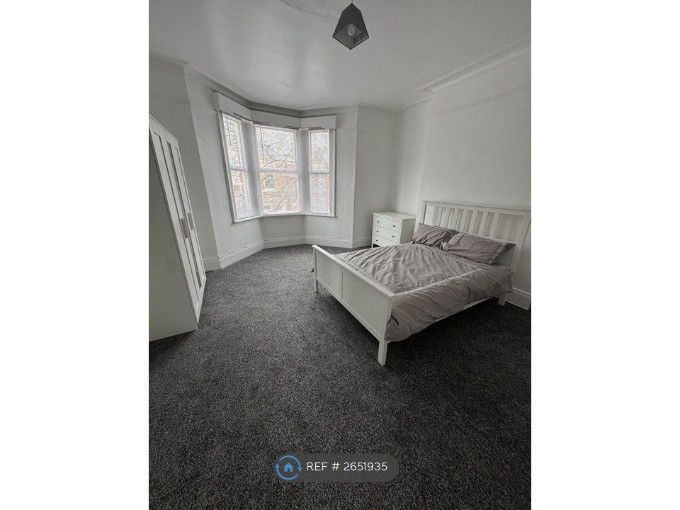 Property photo 3 of 9 Room 2 (Available)