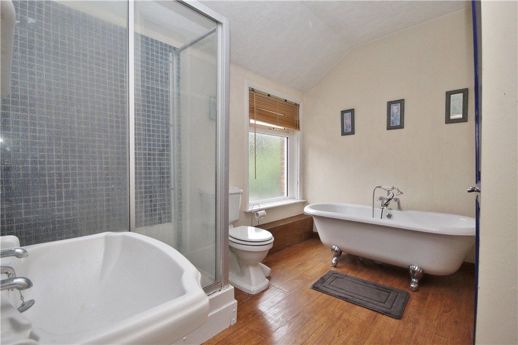 Property photo 2 of 8 Bathroom