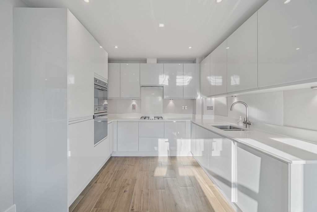 Property photo 2 of 17 1334995-1-68910ee...